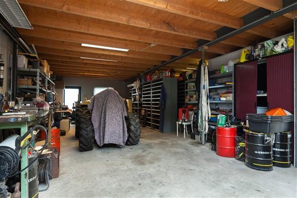 De garage naast de praktijkruimte is momenteel ingericht als berging.