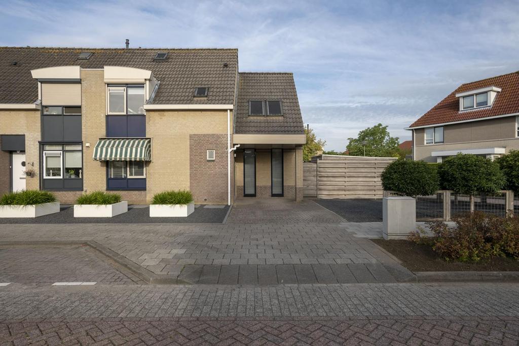 Philips van Nassaustraat 45 Sleeuwijk Op een fraaie locatie gesitueerde, volledig instapklare, royale hoekwoning welke zéér strak en keurig onderhouden is.