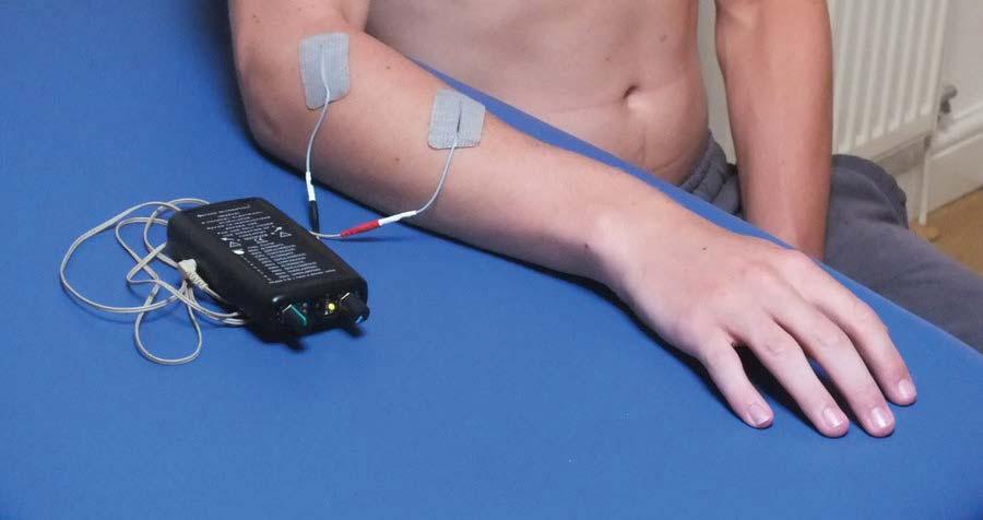 hamburg.de). Dit FES apparaat levert zeer zwakke stroompjes via externe elektroden die op de huid van de hand en/of arm geplakt worden.