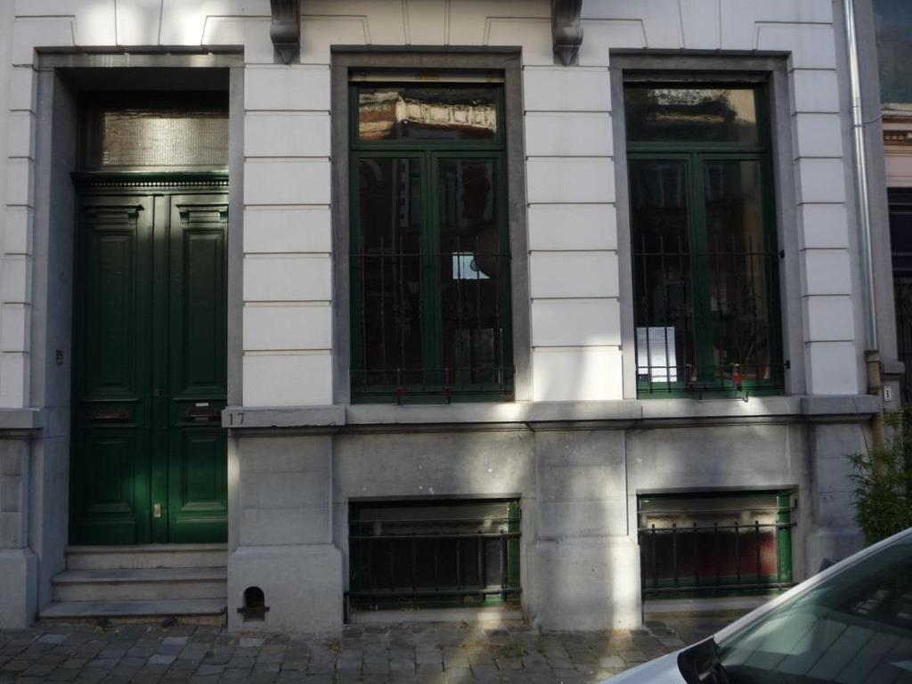 Casestudy 1: Passiefrenovatie van een gebouw met 4 flats Lutherstraat - Brussel Voorgevel vanaf de benedenverdieping >Blootstelling: NW >Gevel: minerale mortel/ blauwsteen