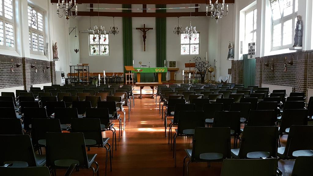 Kerkinterieur in 2019 De Luifel na de verbouwing in 2009 Kerk en school De kerk werd echter reeds in 1923 gebouwd als een dependance van de parochie van Lijnden, waartoe de katholieken van Vijfhuizen