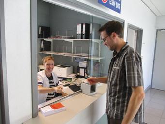 2 Verloop Inschrijving Na uw aanmelding aan de kiosk bij het onthaal van het ziekenhuis, meldt u zich aan bij het secretariaat. Daar worden uw identiteitsgevens gecontroleerd.