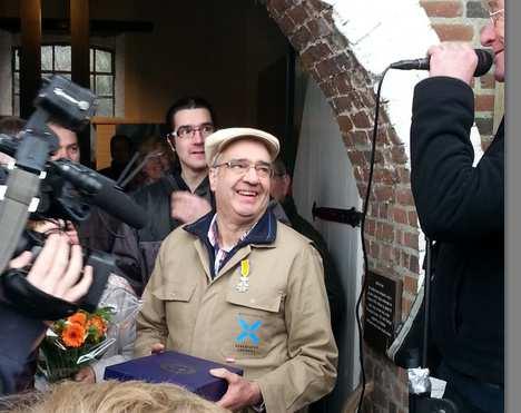 Molenaar Peter Stultiëns kreeg de Koninklijke onderscheiding Tweede Paasdag bij de heropening van molen De Hoop in Swartbroek uit handen van wethouder en locoburgemeester Paul Sterk.