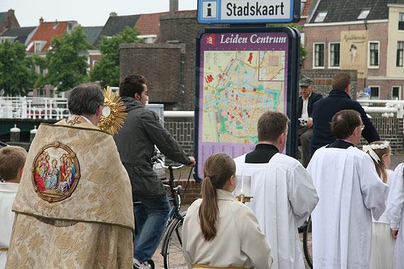 Sacramentsprocessie Zondag 10 juni om 16.00 uur begint de processie in de Sint Josephkerk en eindigt in de H. Lodewijk met een plechtig Lof, aanvang om ca. 17.00 uur. Daarna is er nog een glaasje in de tuin of op nr 17.