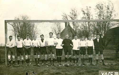 Het derde elftal van VAFC in 1924 Een adspirantenelftal van VAFC uit 1924 In 1925 wordt er nog een andere R.K. voetbalvereniging opgericht, A.R.C. Daar VAFC niet meer in een katholieke voetbalbond speelt, stappen veel leden van VAFC over naar ARC.