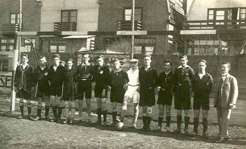 Het eerste elftal van ARC uit het seizoen 1929-1930 Van links naar rechts: Th. v. d.