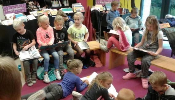 Groep 3 en 4 Wij zijn dinsdagmorgen naar de bibliotheek in Coevorden geweest. We hebben geluisterd naar een verhaal over mol en een toverhoed.