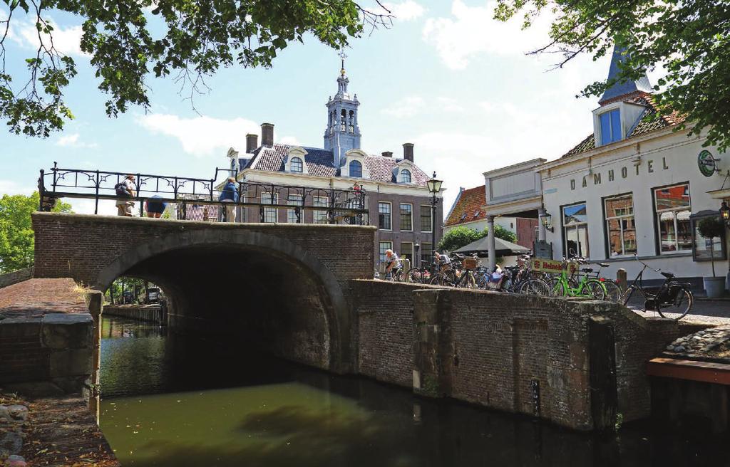 A an de oever van het IJsselmeer liggen twee plaatsen die nauwelijks introductie behoeven: Edam en Volendam.