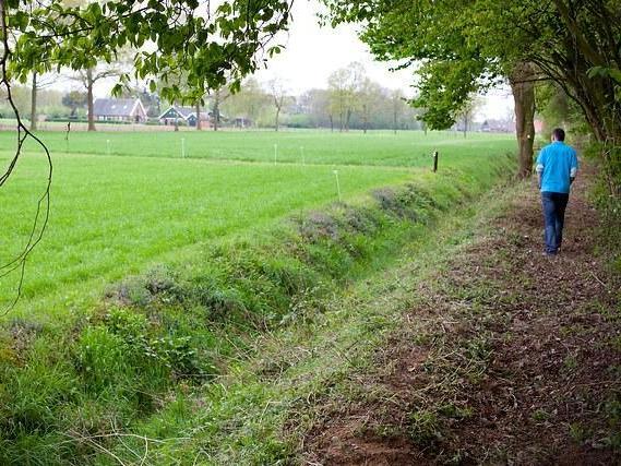 Modderspatten Hij ging liever lopend of fietsend langs de modderige zandweg naar zijn erf dan dat er modderspatten op zijn automobiel zouden komen.