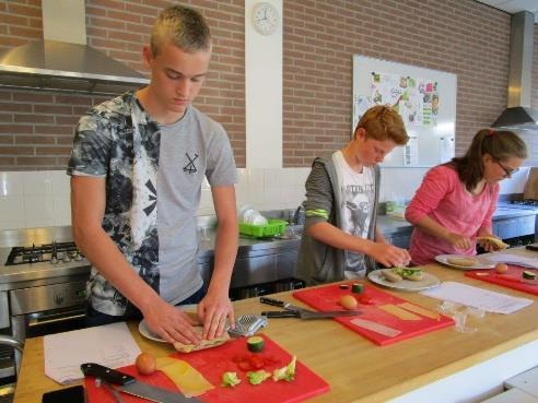 Kies je voor een groen mbo, dan zijn er actieve, praktijkgerichte opleidingen. Paardenhouderij o.a. hoefsmid, instructeur, vakbekwaam medewerker Dierverzorging o.