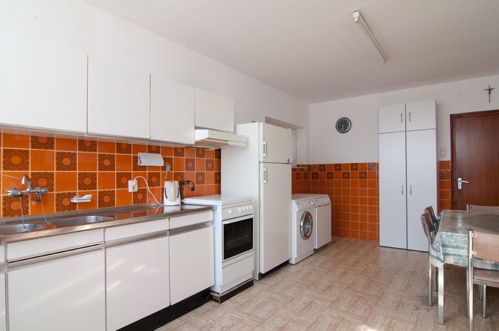 Royale leefkeuken (± 22 m²) voorzien van een eenvoudige keukeninrichting met aansluiting voor wasmachine en vaatwasser.