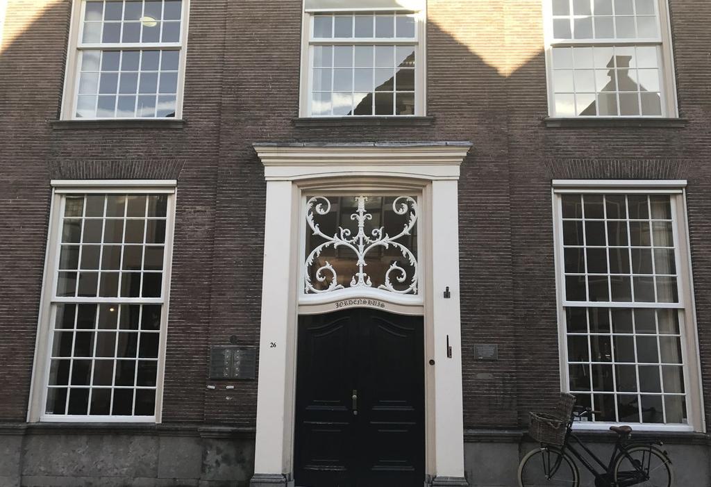 Omschrijving Object/ligging Diverse kantoorunits te huur in het monumentale Jordenshuis, misschien wel het mooiste kantoorpand van Deventer.