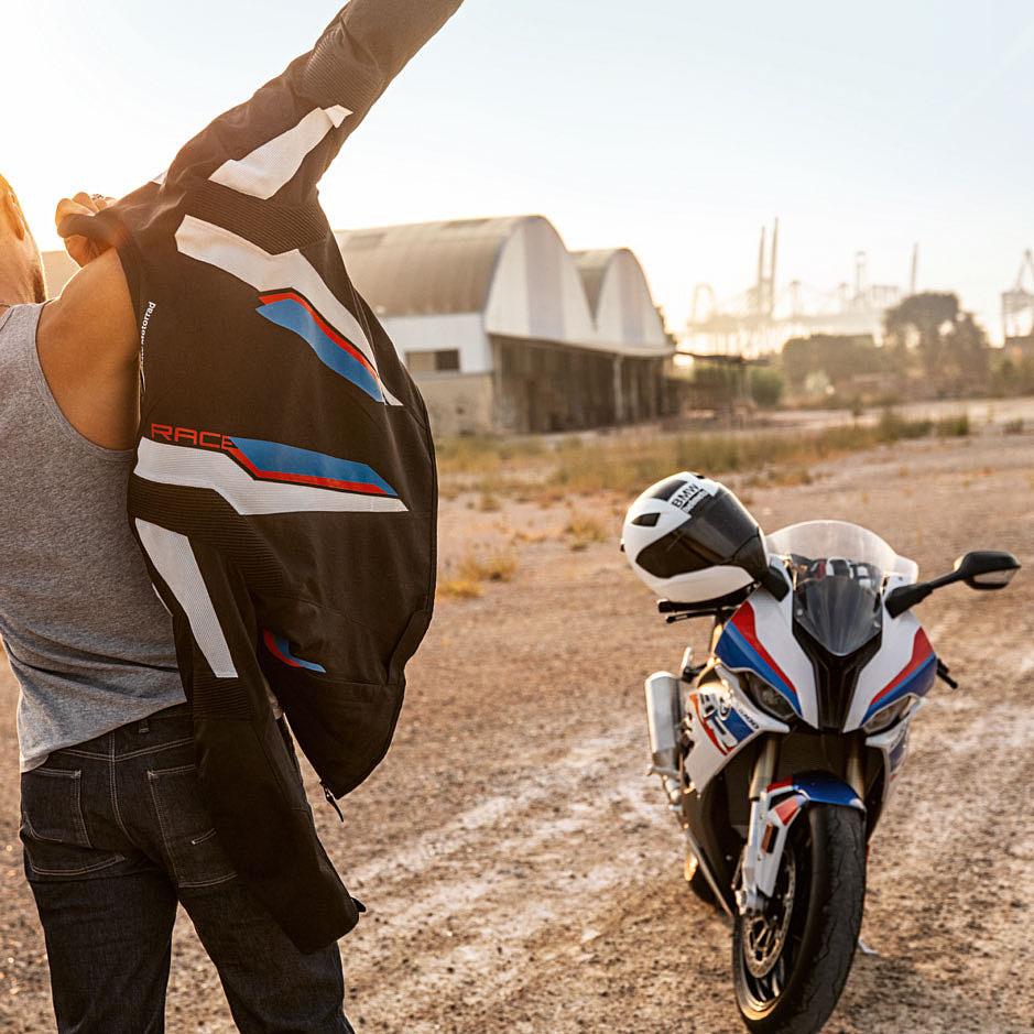 BMW Motorrad Jassen / Textiel JACK TOKYO HERENPASVORM Dankzij het vuil- en waterafstotende bovenmateriaal en het geïntegreerde AirVent-systeem aan de voorzijde is het jack Tokyo als het ware gemaakt