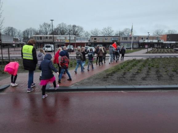 ANLOOP Vanmorgen zijn er een aantal kinderen mee geweest naar de Anloop. Het was weer een gezellige ochtend. Zowel de kinderen als de ouderen hebben genoten!