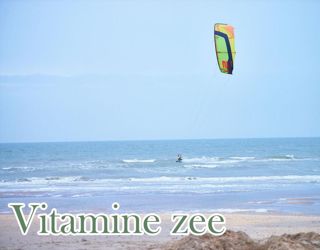 Vitamine Zee Voel de wind door je haren, snuif de zilte zeelucht op, ervaar het zand tussen je tenen en geniet van het prachtige uitzicht.