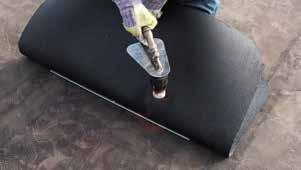 Stap 5 - Vel dakbedekking aanbrengen Activeer het te overlagen oppervlak van 1x1 m door het grondig af te vlammen.