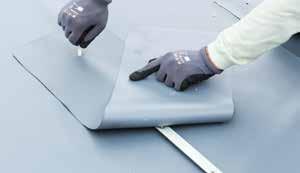 anker en reinig de bestaande kunststof dakbedekking plaatselijk over een oppervlak van 0,3 x 1 m. Activeer het oppervlak met voor de kunststof geëigende reinigingsmiddelen.