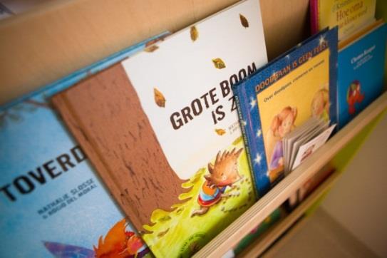 Ze kunnen op hun eigen tempo en volgens hun eigen behoeften aan de slag gaan met de aanwezige boeken, speelgoed, knutselgerief en laptops.