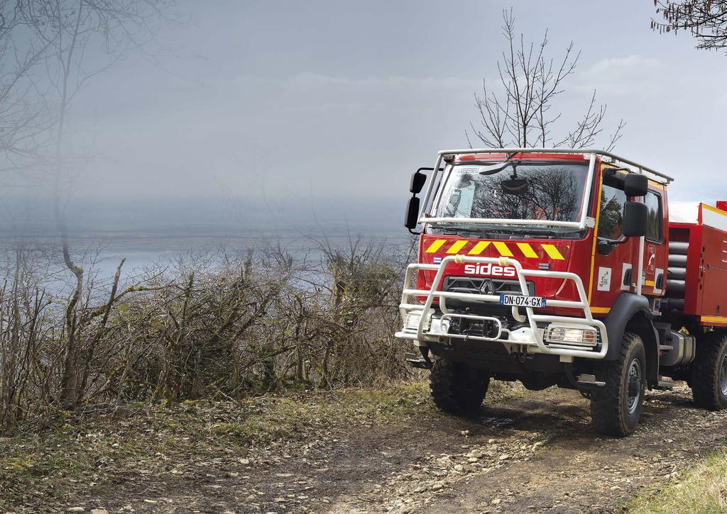 OMDAT ZWAAR TERREIN GEEN OBSTAKEL MAG VORMEN VOOR EEN TRUCK Terreineigenschappen, verhoogde bodemvrijheid, groot aandrijfvermogen, korte draaicirkel: de reddings- en brandweervoertuigen van Renault