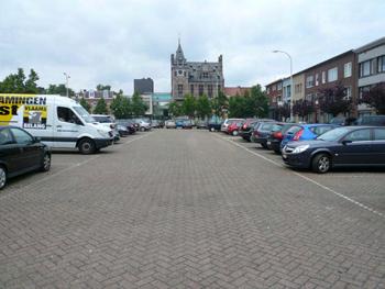 Dit is tegelijkertijd het punt waar het profiel van de Turnhoutsebaan sterk versmalt en waar we het centrum van Wijnegem binnen gaan.