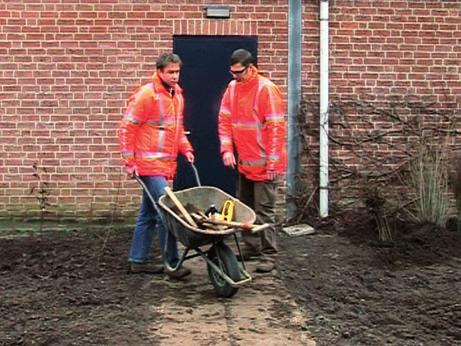 8werkwijzer b... Planten van wortelgoed met de hand Wortelgoed kun je met de hand en machinaal planten. Hierna staat hoe je wortelgoed met z n tweeën met de hand plant.