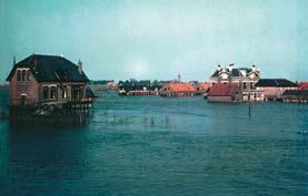 De volgende ochtend zondag 1 februari Toen het zondagochtend licht werd, zagen de mensen dat het land één grote watervlakte was geworden.