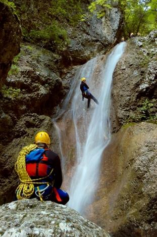 rotsen en het water van de Sloveense canyons te leren kennen. Rappel, springen, baden, glijden,.