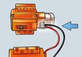 - Binnenkant van een elektromotor + Breng de molex-connector van de accuhouder in de juiste stand aan in de specifieke opening naast de schakelaar.