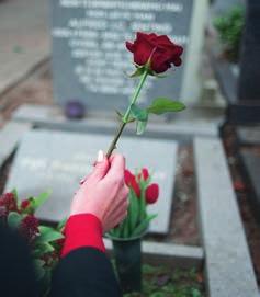 Gegevens voor een begrafenis Bij een begrafenis kunt u kiezen uit twee soorten graven: een algemeen graf of een familiegraf (ook wel eigen graf of particulier graf genoemd).