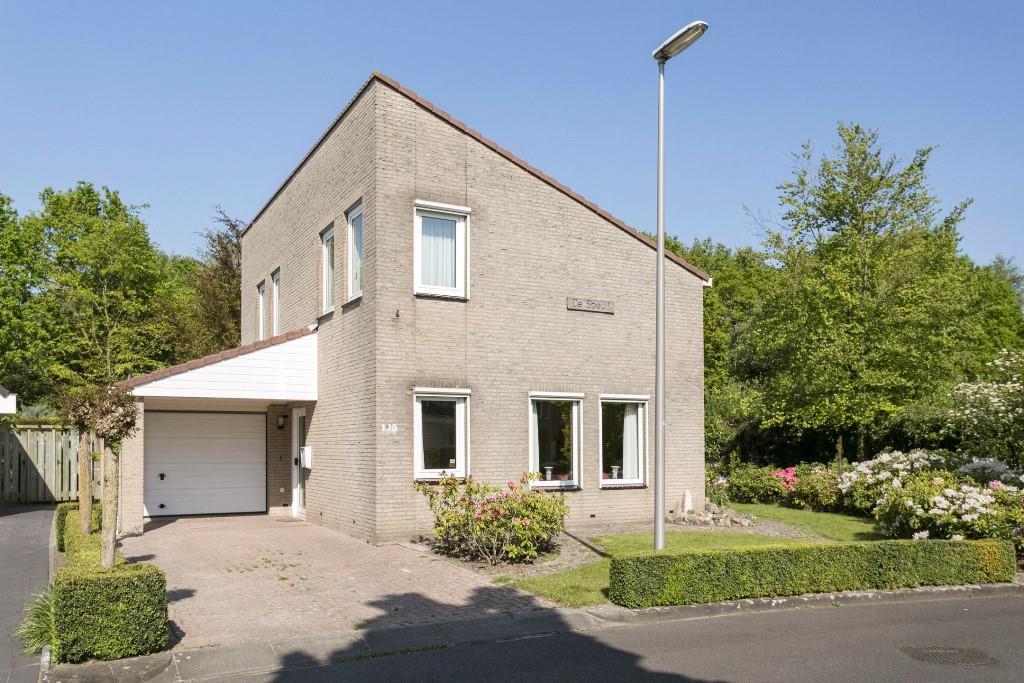 De gunstige ligging aan de buitenring van de wijk, de degelijke bouwwijze en de aanwezigheid van een inpandige garage, slaapkamer en badkamer op de begane grond zijn kenmerkend voor het huis.