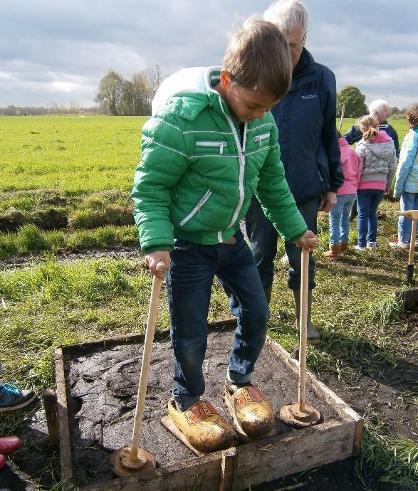 Doorgaande leerlijnen cultuureducatie Het team ontwikkelt leerlijnen voor cultuureducatie, passend bij de school. Doorgaande leerlijnen geven structuur aan de inhoud van cultuureducatie.