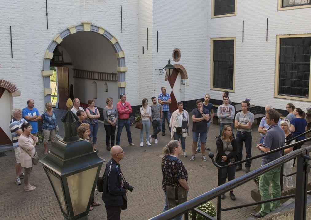 Groepsrondleiding Tijdens een groepsrondleiding neemt een gids u mee door het kasteel, met o.a. torenkamers, muurtrappen en een ridderzaal.