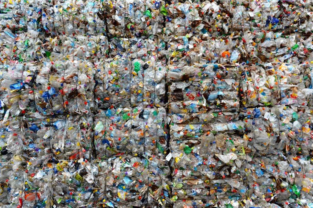 Jaarlijks 300 miljoen ton plastic productie 1) Jaarlijks 150 miljoen ton wegwerpplastic 2) Jaarlijks 10% toename sinds 1950 3) Plastics: nylon, acryl,