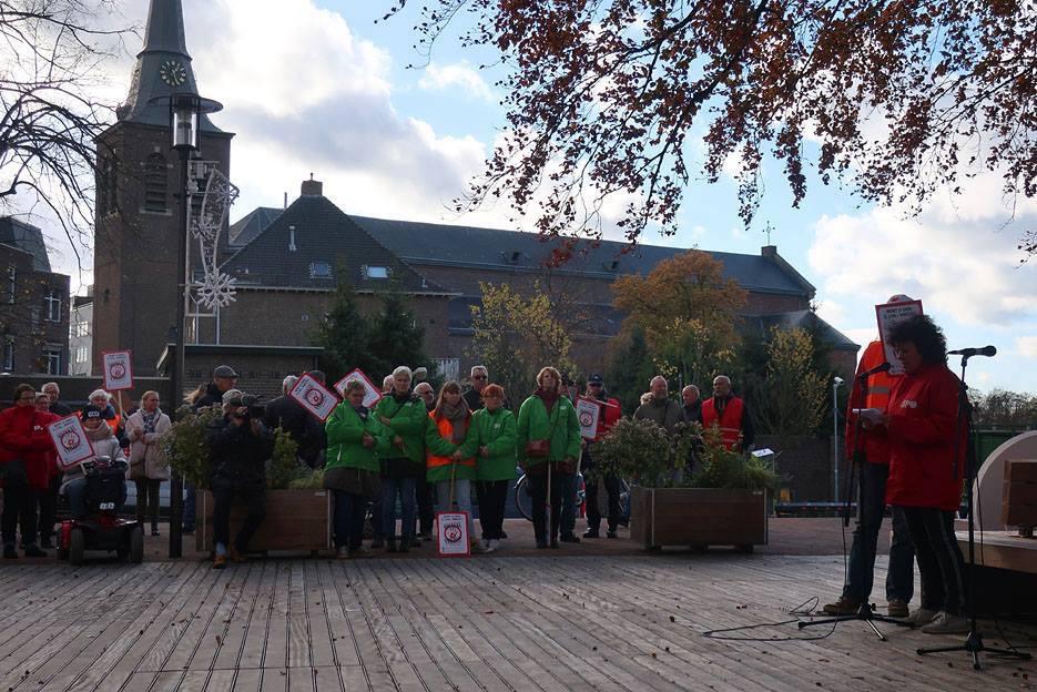 Kerkrade verzet zich tegen asociale bezuiniging college TIJD VOOR RECHTVAARDIGHEID IN KERKRADE Een grote opkomst op het Martin Buberplein in Kerkrade.