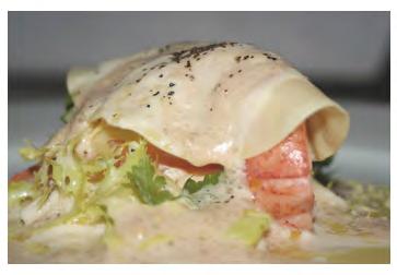 Lauw-warme lasagne van Canadese zeekreeft, Met laurierolie, lichte mayonaise en kreeftenjus.