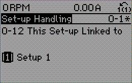 . Programmeren 130BP075.10 OF. Kopieer Setup 1 naar Setup vanuit Setup 1. Stel par. 0-1 vervolgens in op Setup []. Dit zal het koppelingsproces starten. 130BP076.