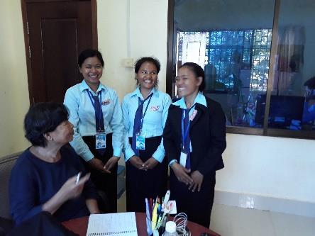 Father Albeiro vertelt dat zij een probleem hebben met de financiële ondersteuning van drie meisjes die uit de provincie Ratanakiri komen, een arme en afgelegen provincie in het noorden van Cambodja.