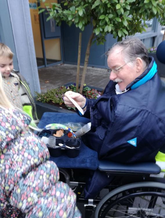 woensdag ben ik (Annemieke) samen met Dounia, Doortjes, Mitchel en Cas uit groep 4 naar Moermont gegaan om de kerstkaarten daar persoonlijk aan de ouderen te geven.