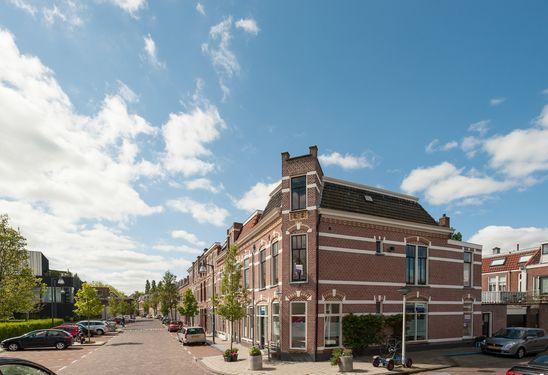 opzichte van het historische centrum van Leiden met zijn
