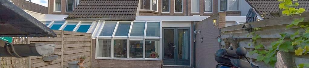 Aan de voor- en achterzijde uitgebouwde EENGEZINSTUSSENWONING met achtertuin op het zuiden die grenst aan een gemeentelijke groenstrook, er is geen bebouwing direct achter de woning.