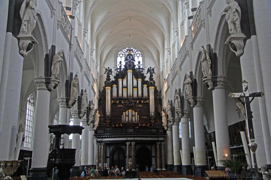 Het schitterende interieur bevat meer dan vijftig schilderijen van beroemde Antwerpse meesters als Rubens, Van Dyck en Jordaens; meer dan 200