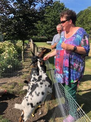 maken, gaat Wieneke eerst met Chantal naar de dorpsdokter.