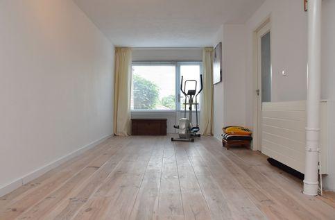 25 m² en is voorzien van een kunststof pui (2009) met loopdeur en een houten vloer.
