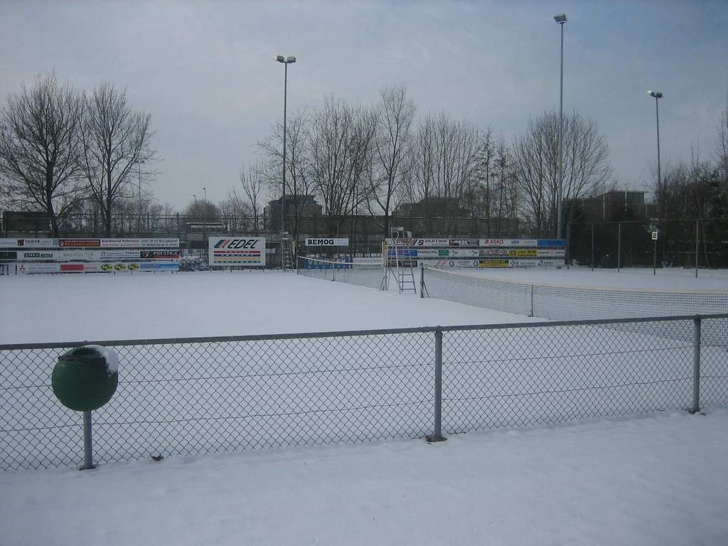 De Baancommissie: Winter! Foto s laten zien hoe mooi en verlaten ons tennispark erbij ligt.