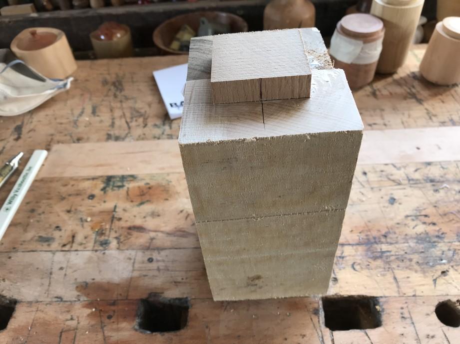 Dit geldt alleen voor de buitenkant. De binnenkant van het schaaltje wordt rond. 1. 2 stukken hout, hier noten en esdoorn worden met een tussenlaag van papier aan elkaar gelijmd.