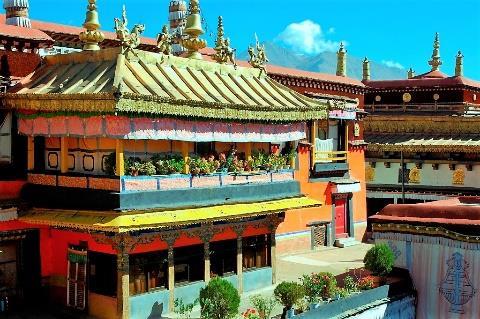 Dag 3: Lhasa (3600m) Vandaag ontdekt je het beroemde Sera-klooster, Norbulingka en het Drepung-klooster. Het Sera-klooster staat bekend om haar debatterende monniken.