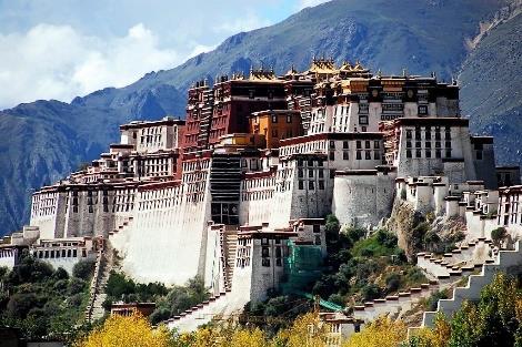 Van veraf zie je grote witte gebouwen en krijg je de indruk dat het klooster uit de berg oprijst, net zoals rijst uit kokend water omhoog borrelt.
