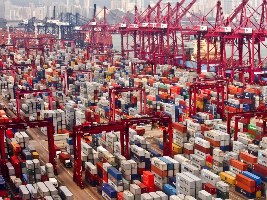 Containers Dagelijks worden ongeveer 17 miljoen van deze containers per schip, trein of vrachtwagen over de hele wereld vervoerd Technologie die in die wereld gebruikt wordt verteld ons: Waar