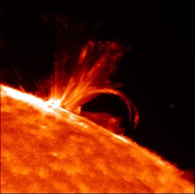 Tijdens de actieve periodes van de zon vinden er ook heftige explosies plaats aan de oppervlakte van de zon.