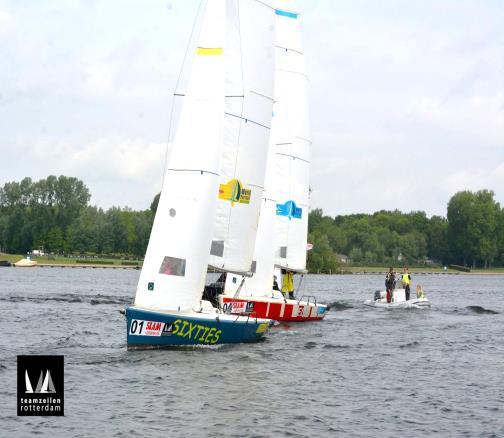 binnen zeilsport 4 boten in 2 teams tegen